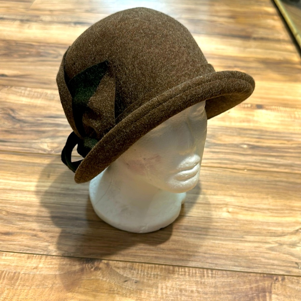 Woman’s Cappelleria Bertacchi handmade Italian wool hat. In Brown with bow.